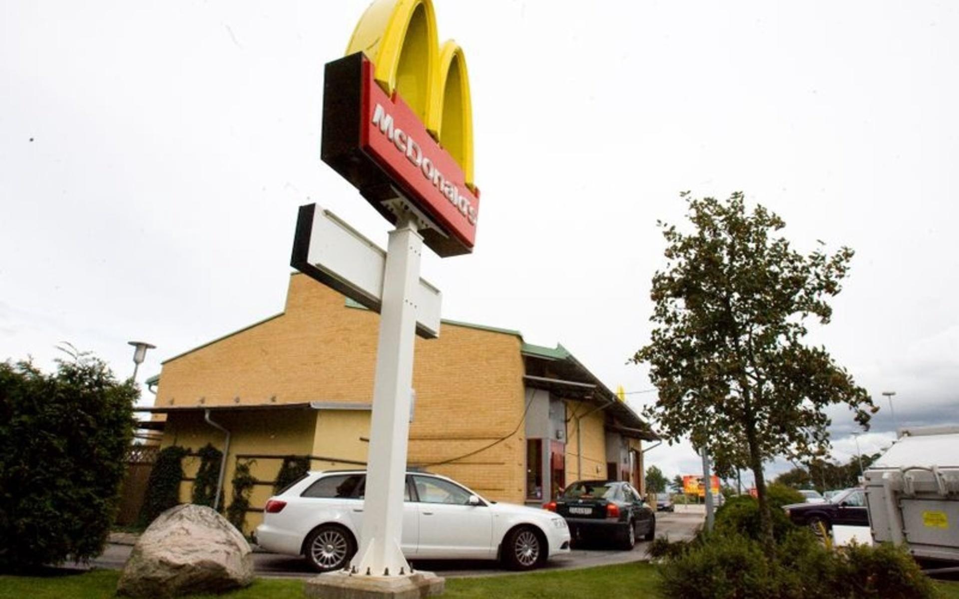 40-åringen blev skogstokig inne på McDonalds. Nu åtalas han för att hotat personal vid kassan och sedan ringt upp för att hota igen