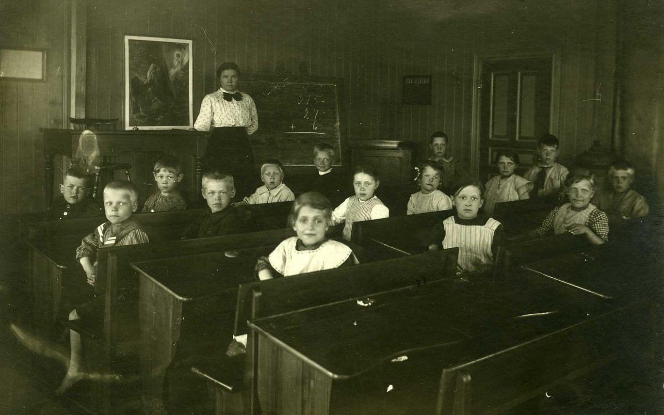 Rantorps skola invigdes 1897. Här visas en skolklass från början av 1900-talet. Skolan lades ned 1955. Har därefter använts som tapetserarverkstad.  Idag används huset som bostadshus, på Spårhagavägen alldeles väster om rondellen i Lindome.