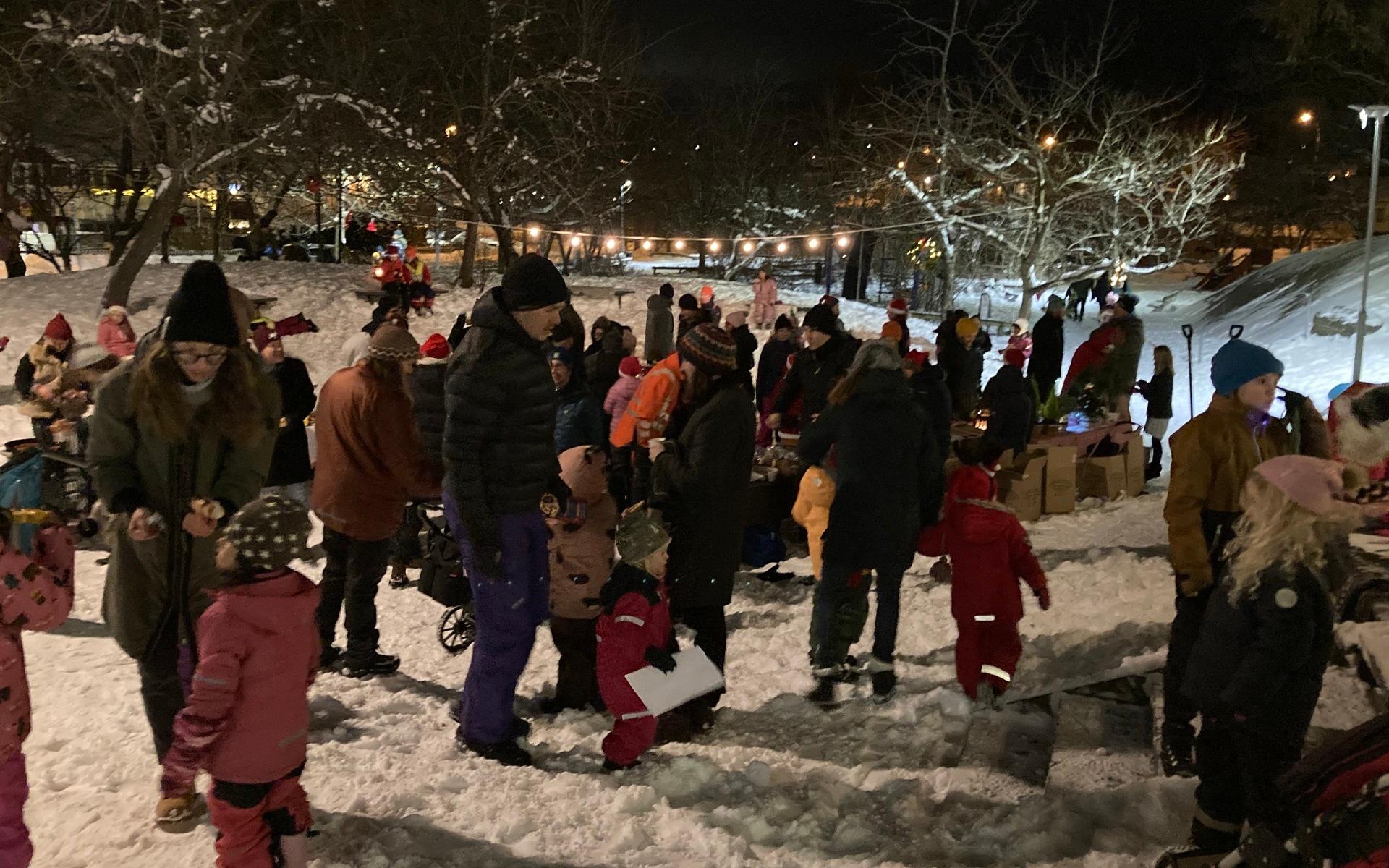 Det var gott om folk när Glasbergsskolans sexor hade julmarknad under måndagskvällen.