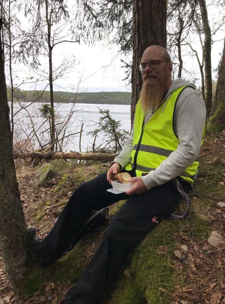 Marcus Trollefur, personal, som är med ute när deltagarna jobbar. 