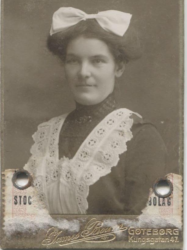 Hilda Olsson som husa på Stretered 1917.