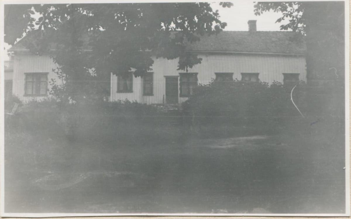 Sagereds gård. Huset var delat mellan två familjer och Hilda ägde delen till höger.