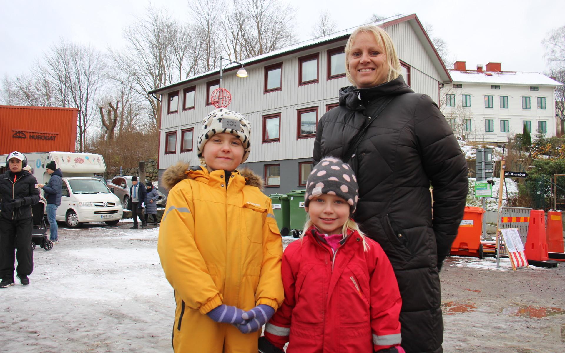 Oliva och Lovisa Åkerberg Leivo tillsammans med mamma Lotta Åkerberg.