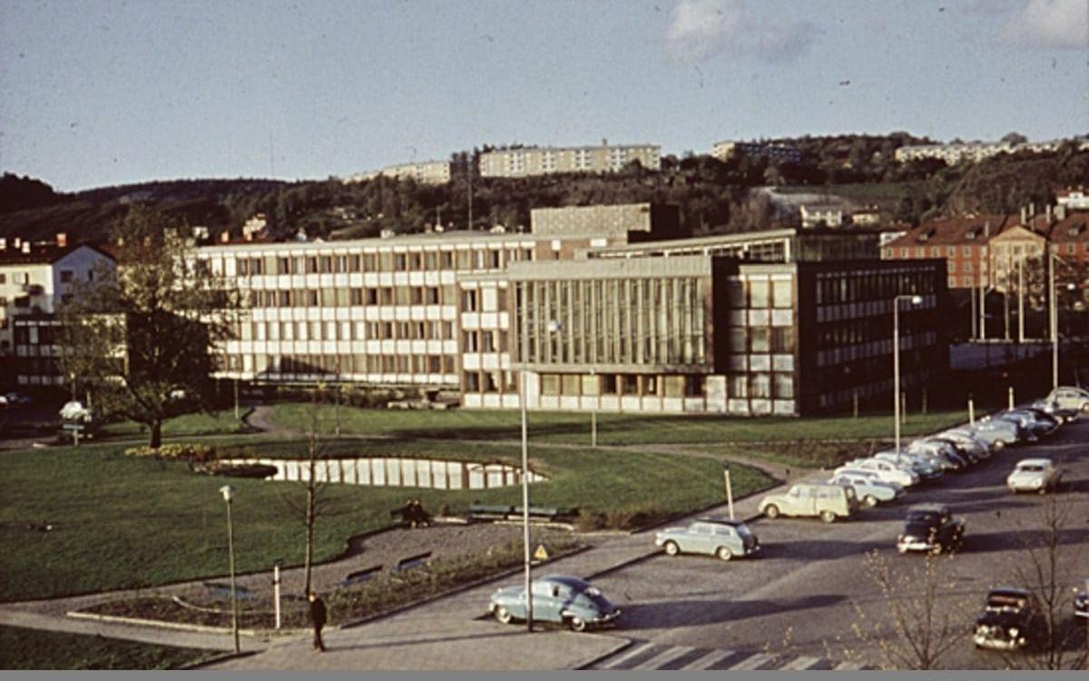 Stadshuset med det stora fönsterpartiet sett från Stadshusparken. Cirka 1965.