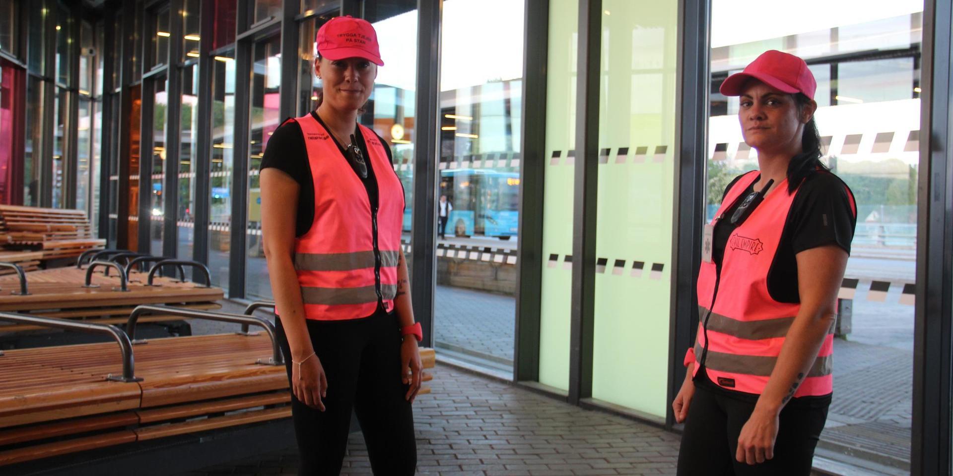 Under studentveckan arbetar föreningens medlemmar i princip dygnet runt. De täcker stora delar av Göteborgsområdet med hjälp av tre bilar. Malina Pieczywek och Stephanie Andersson befann sig i Mölndal på torsdagen. 