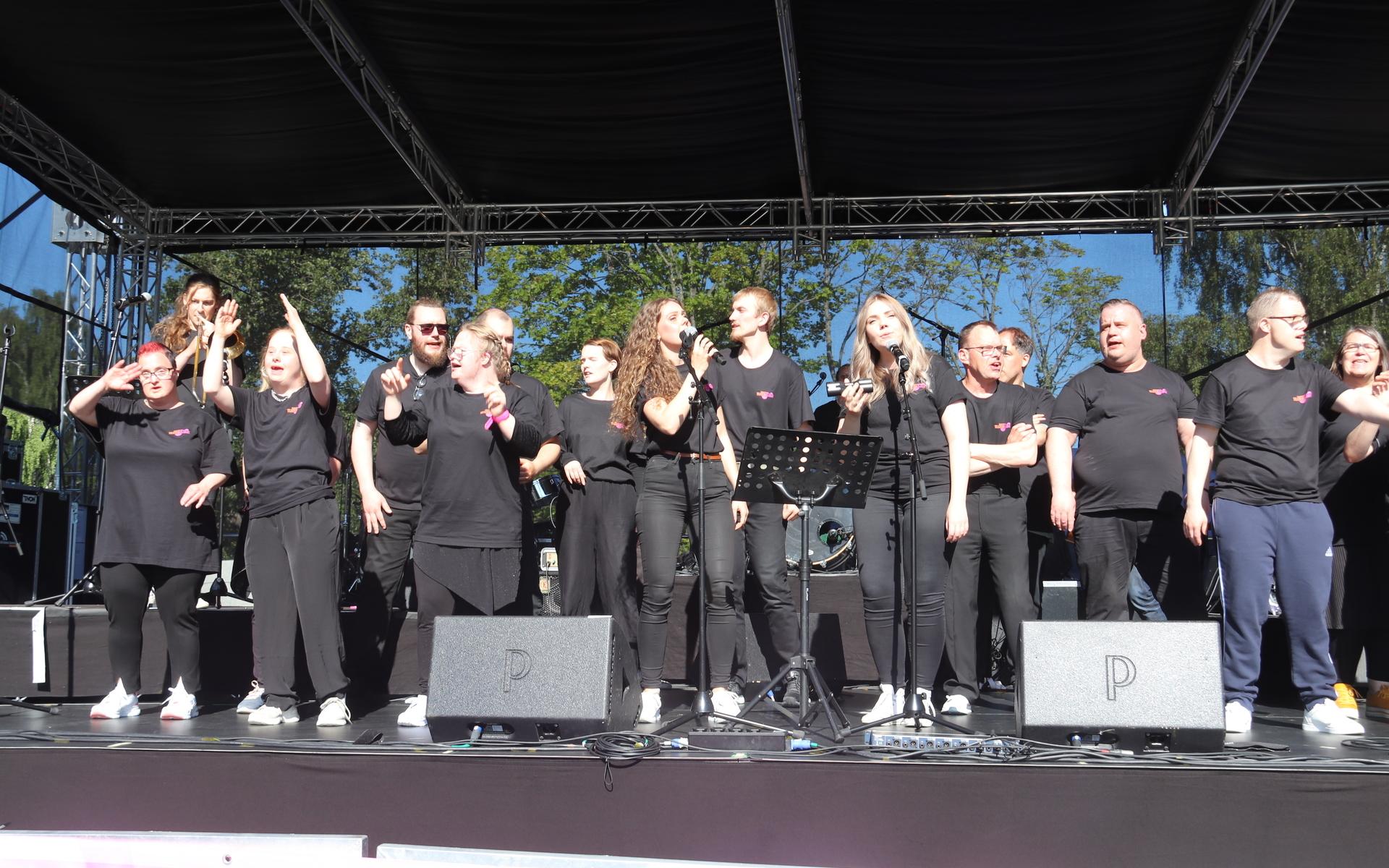 Teatergruppen Teater Glädje framför deras egenskrivna jubileumslåt, Typiskt Mölndal.