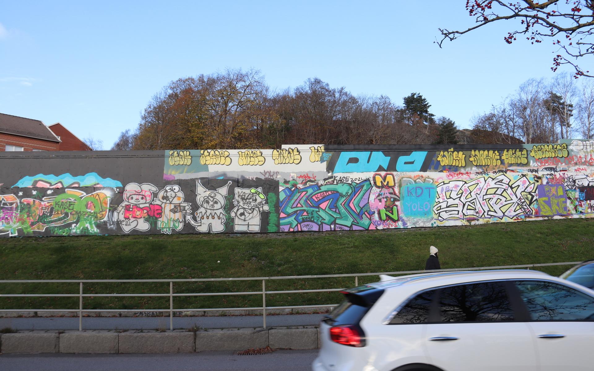 Den lagliga graffitiväggen längs Kvarnbygatan, efter höstlovet prydd med ytterligare några ”Yolo” och minst ett ”Olle”. 