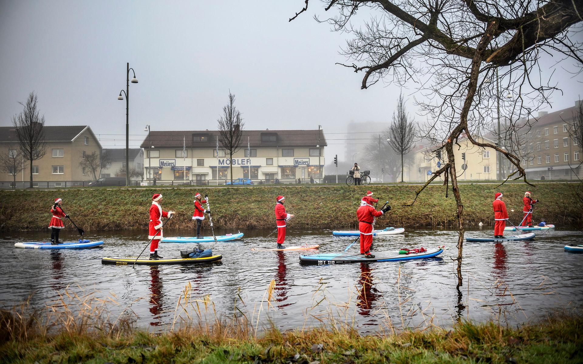 Årets tomtepaddling längs Mölndalsån startade i dis och dimma som lättade under dagen.