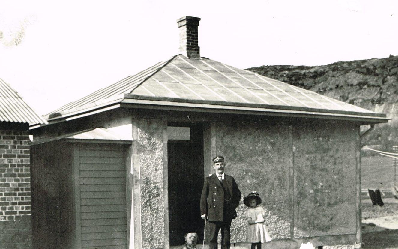 Polisman Johan Alfred Hake (1864–1933) med en flicka utanför polisfinkan nära Krokslätts fabriker. Bilden är tagen cirka 1930.