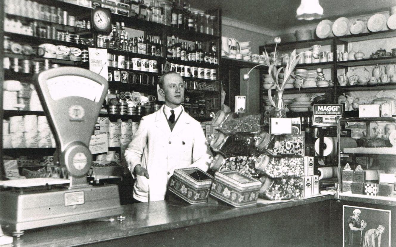 Carl Bengtsson blev sin egen när han övertog sin fars speceriaffär på Krokslätts Parkgata i september 1929. Bilden är tagen på 1930-talet.