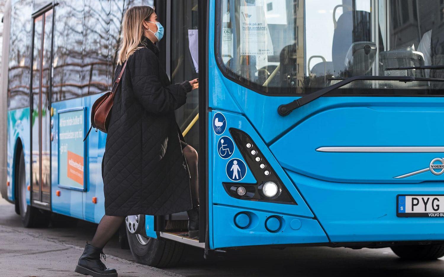 Från årsskiftet 2023 höjs biljettpriserna hos Västtrafik. Enligt Ulrika Frick (MP), kollektivtrafiknämndens ordförande i regionen, har så gjorts i många år – men enligt henne är det inte hållbart i längden. 