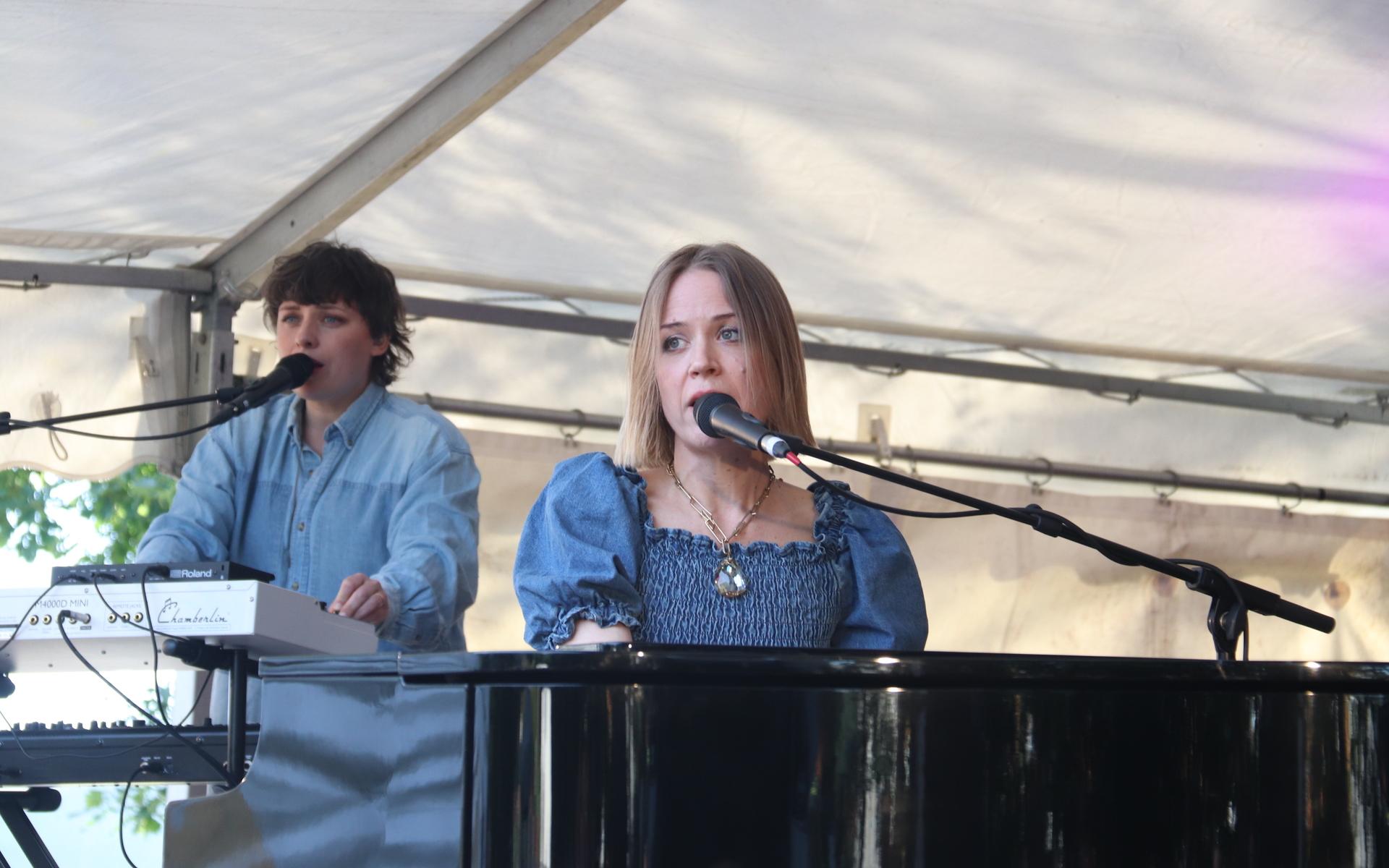 Frida Hyvönen tog plats bakom pianot för kvällens spelning.