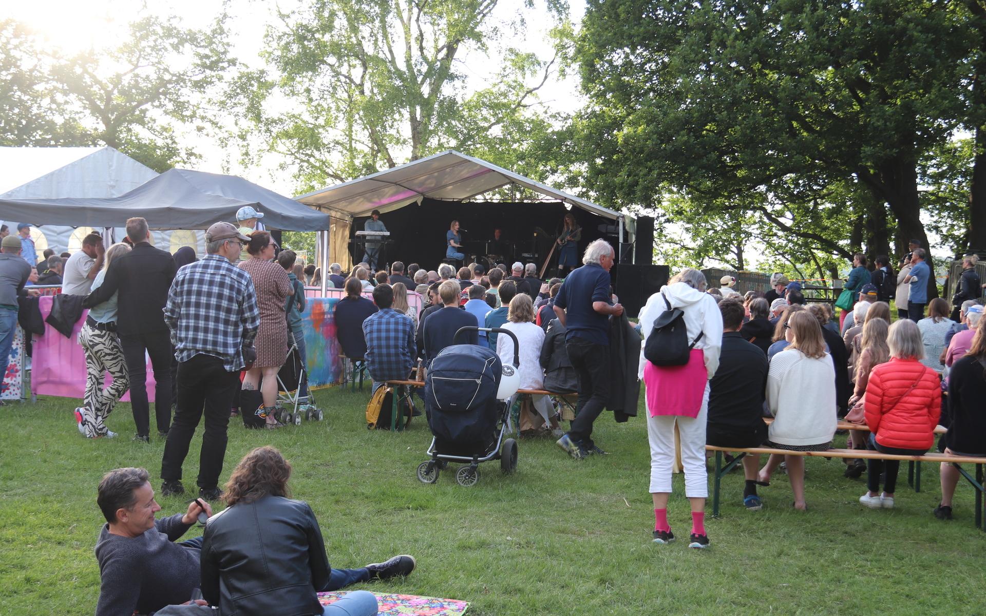 Av alla akter som varit i Åbybergsparken under söndagen var Frida Hyvönen den som lockade störst publik.