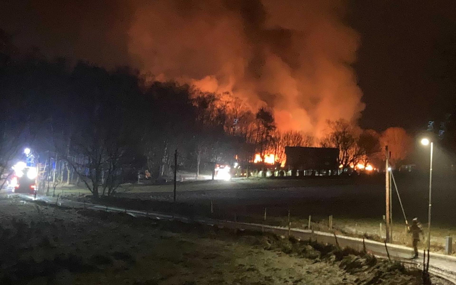 En ladugård i Kållered började brinna. Det resulterade i att flertal hushåll i närheten fick utrymma.