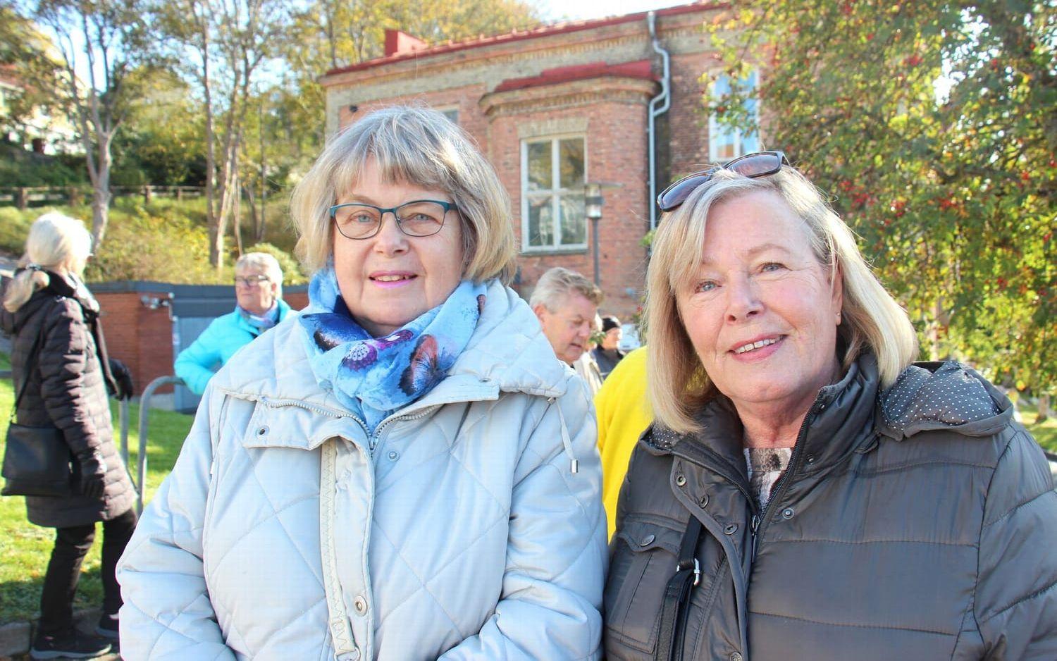 "Det är någonting speciellt med luften i Kvarnbyn. Platsen fullkomligen andas historia", säger Ingela Edlund, som kommit hit med vännen Birgitta Berntsson. Foto: Tobias Holmgren