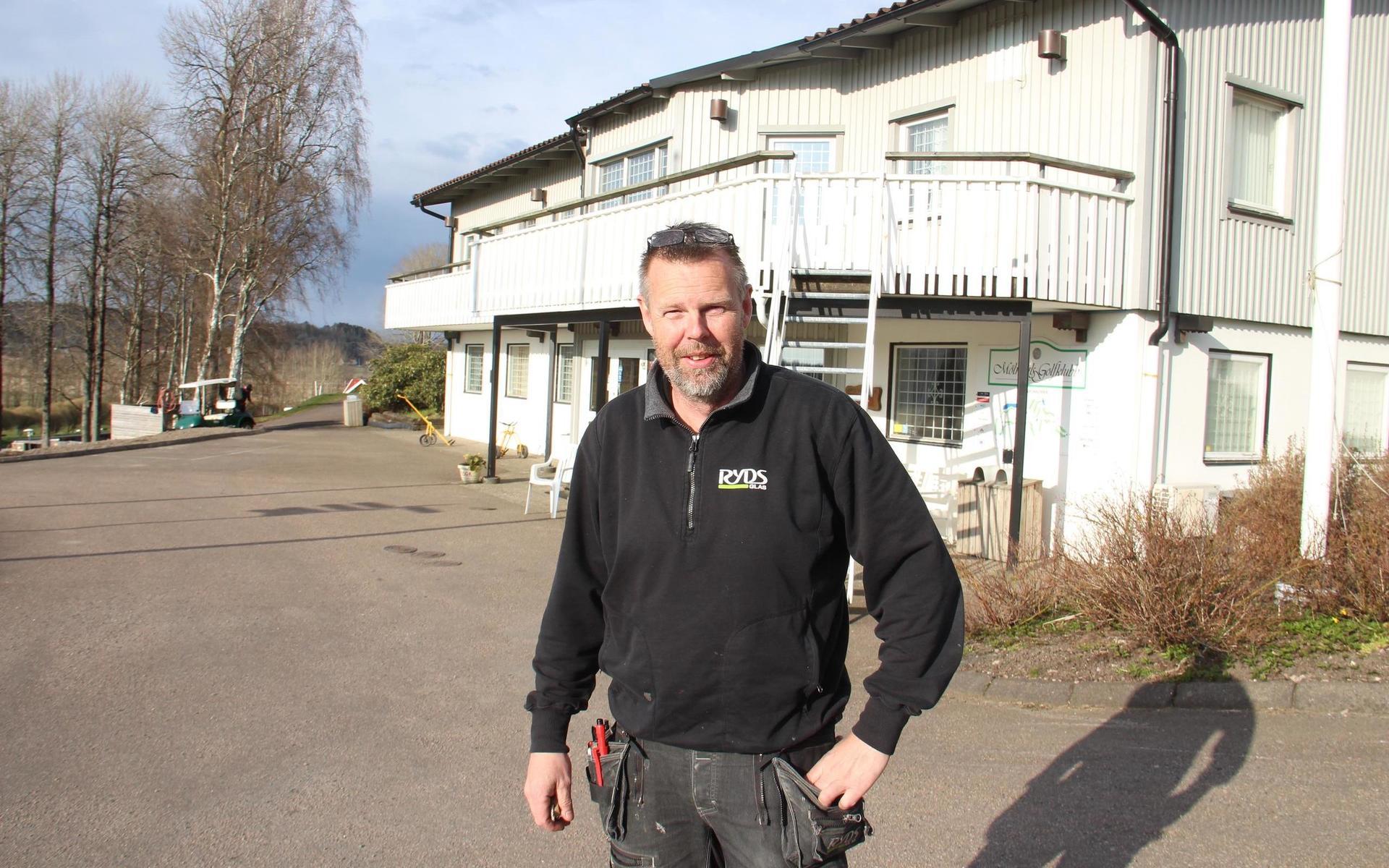 Magnus Hasselqvist utanför Mölndals golfklubb.