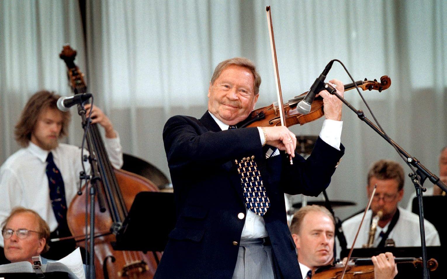 I 40 år, fram till 2007, var Ronnie Hartley kapellmästare för promenadorkestern på Liseberg. 