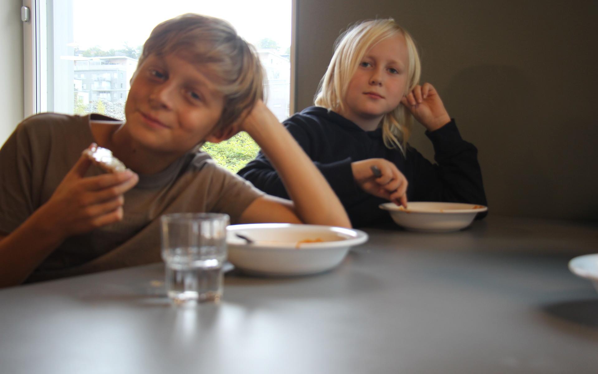 ”Får jag hämta mer”, säger Emil och hämtar mer soppa. Hans namne Emil väljer att fylla på med mer knäckebröd.