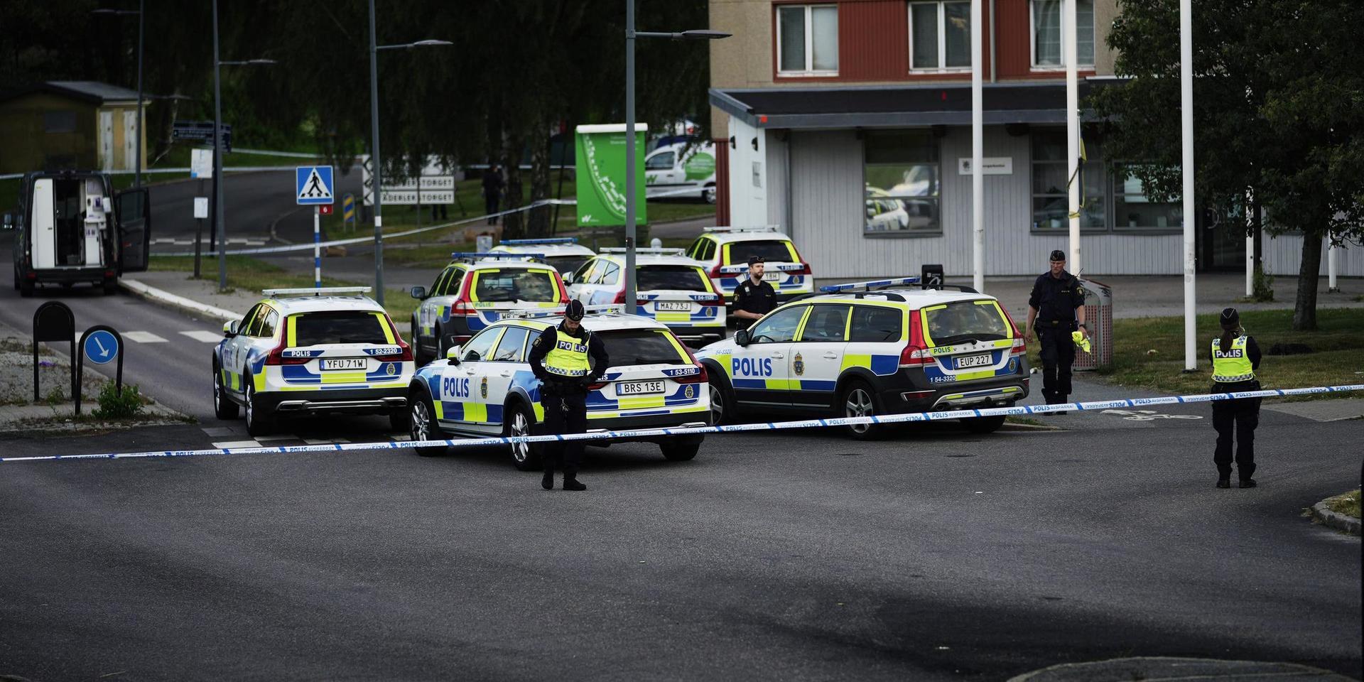 En polisman sköts till döds på Höstvädersgatan i Biskopsgården natten mot torsdag. Sedan dess har en stor polisinsats pågått. På fredagen greps en man efter att ha varit anhållen i sin utevaro.