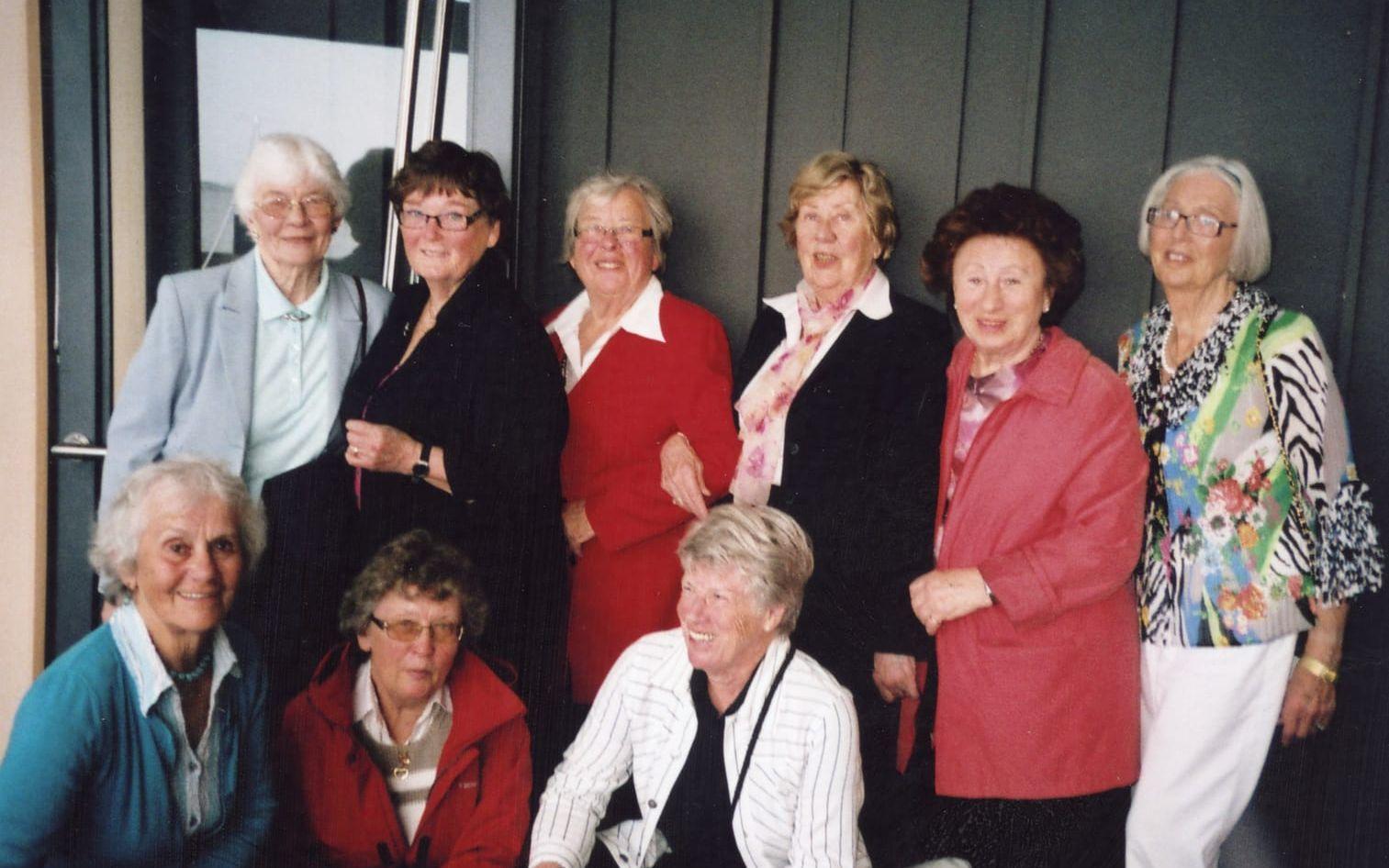 Våren 2011 utanför Långedrag Värdshus. Britta Lindstedt, Gunnel Bengtsson, Anna-Britta Lenander, Siv Arvidsson, Tosca Krakowski, Elsa Andersson, Inga Ahlstedt, Siv Linde och Astrid Westerdahl. 