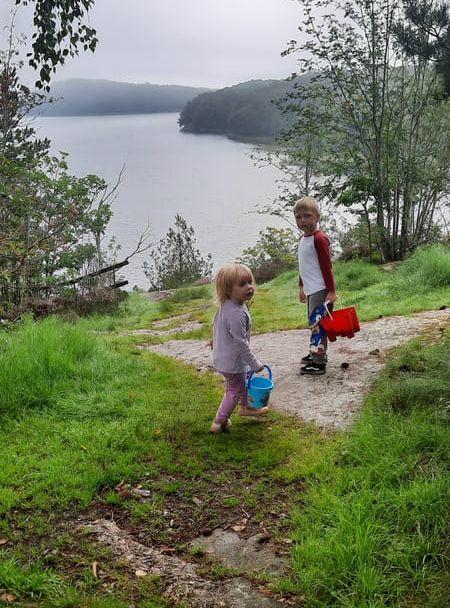 Agnes och William Melin Sundberg befann sig med mormor, tillika fotografen, Elize Wesley i skogen runt Gunnebo fredagen 8 september. Det var svettigt och efter att bilden tagits slängde barnen av sig kläderna och hoppade i ett stilla vatten, berättar mormor.