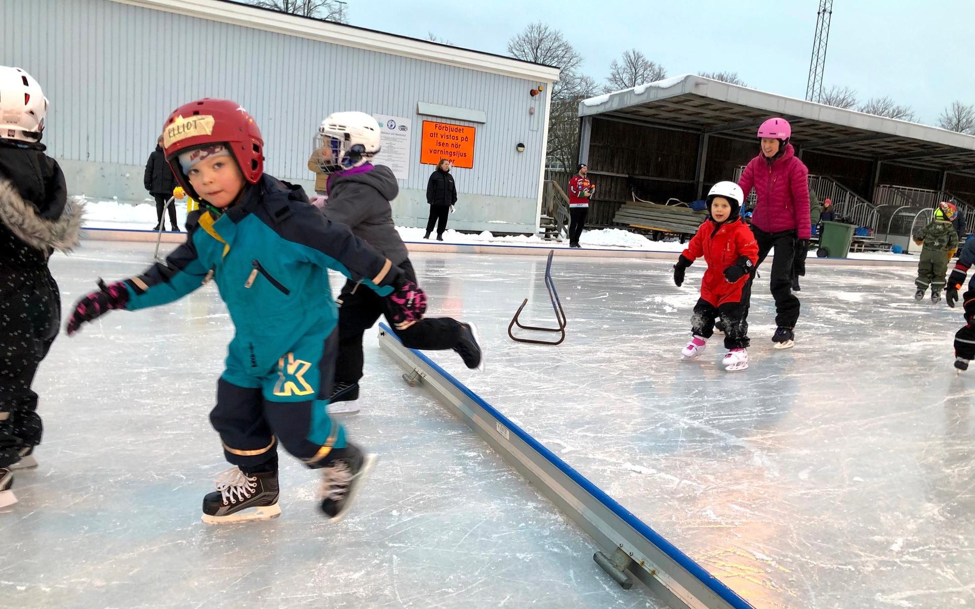 Elliot Doyle (5) från Hulelyckan tar sig smidigt över hindren och sätter fart.