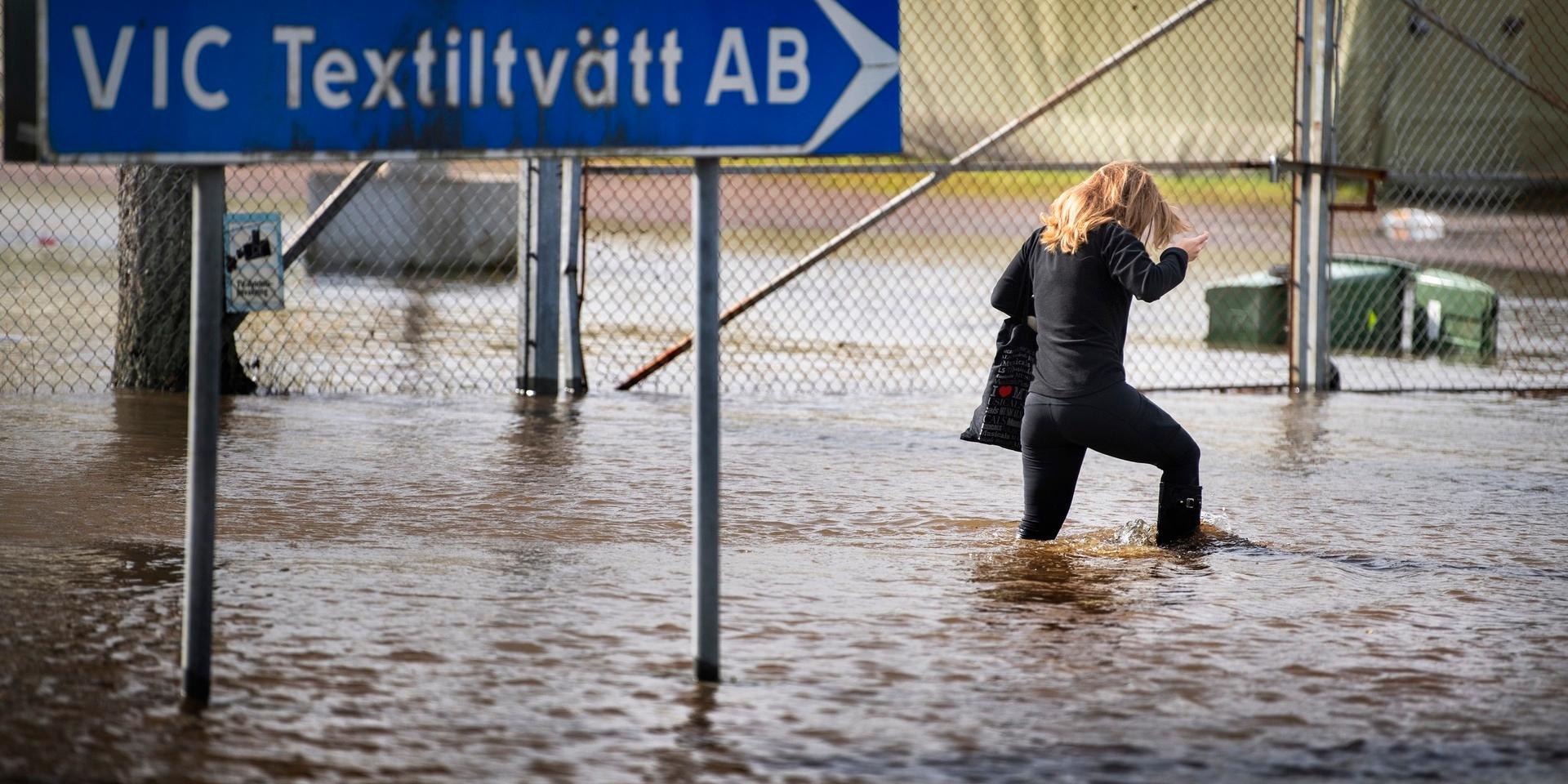 Emma Kronblad, på väg till sitt jobb på Vic textiltvätt på Bangårdsvägen 9 september 2019.