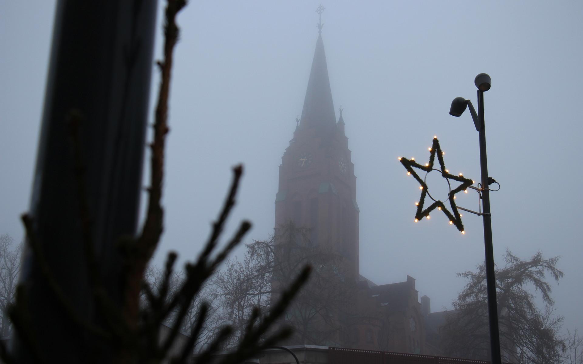 Fässbergs kyrka siluett bröt igenom dimman. 