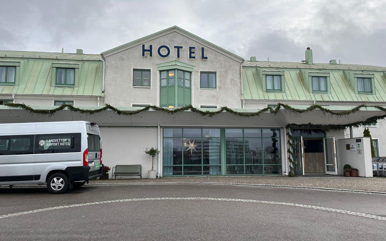 En man och en kvinna misstänks ha lurat till sig tre nätter på Landvetter airport hotel genom att lämna falska faktureringsuppgifter.