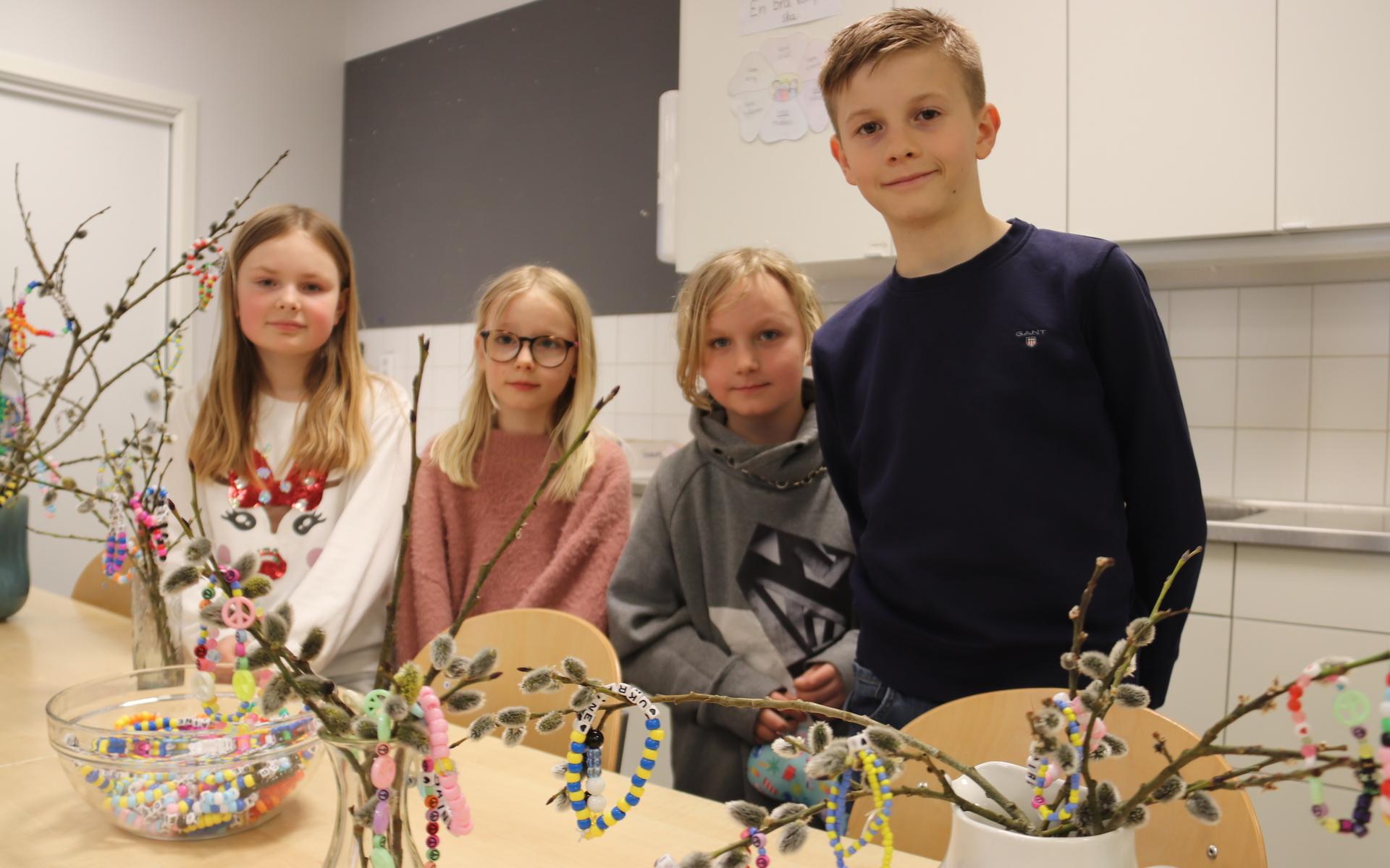 Alma Ackers, Edith Rydberg, Odd Augustini och Theo Tisell i rummet där man kan köpa armband. 