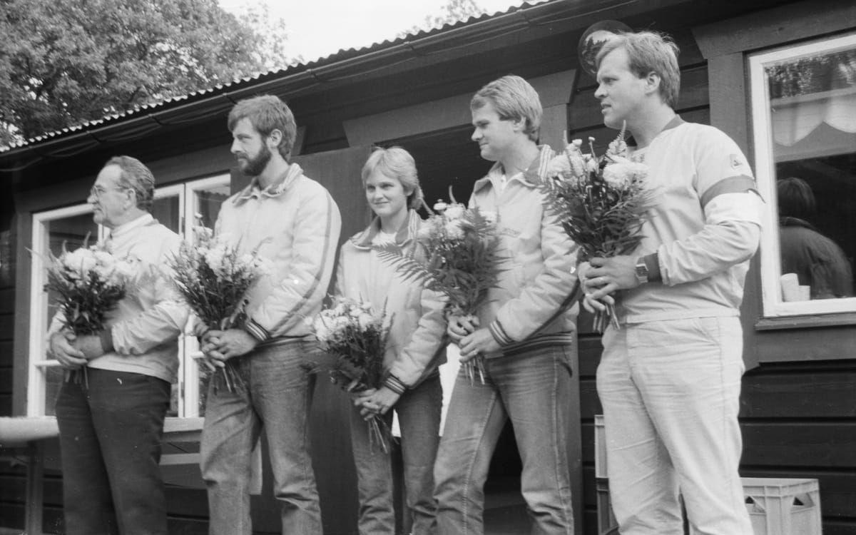 Lindomes bågskyttar hemkomna från OS i Los Angeles 1984. Lindome hade fem skyttar i detta OS. Från vänster: Nikolaj Babkin, Jan Thulin, Liselott Andersson, Gert Bjerendal och Göran Bjerendal. Här hyllas de med gåvor och blommor. 