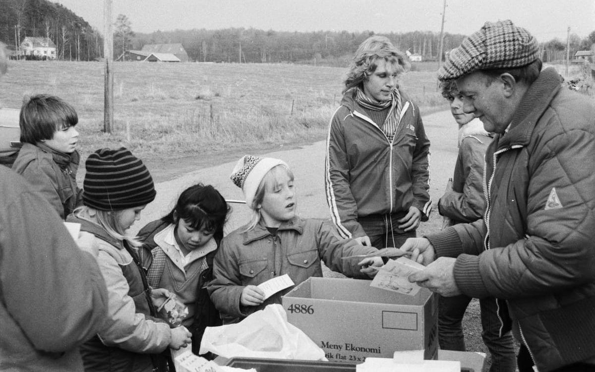 Sedan 1960 har bågskytteklubben stått som arrangör av Gåsajakten. Som flest deltog cirka 1 600 personer. Under poängpromenaden får deltagarna prova på bågskytte i klubbens träningslokal, ibland med en världsmästare som instruktör. Den här bilden är från 1984. 