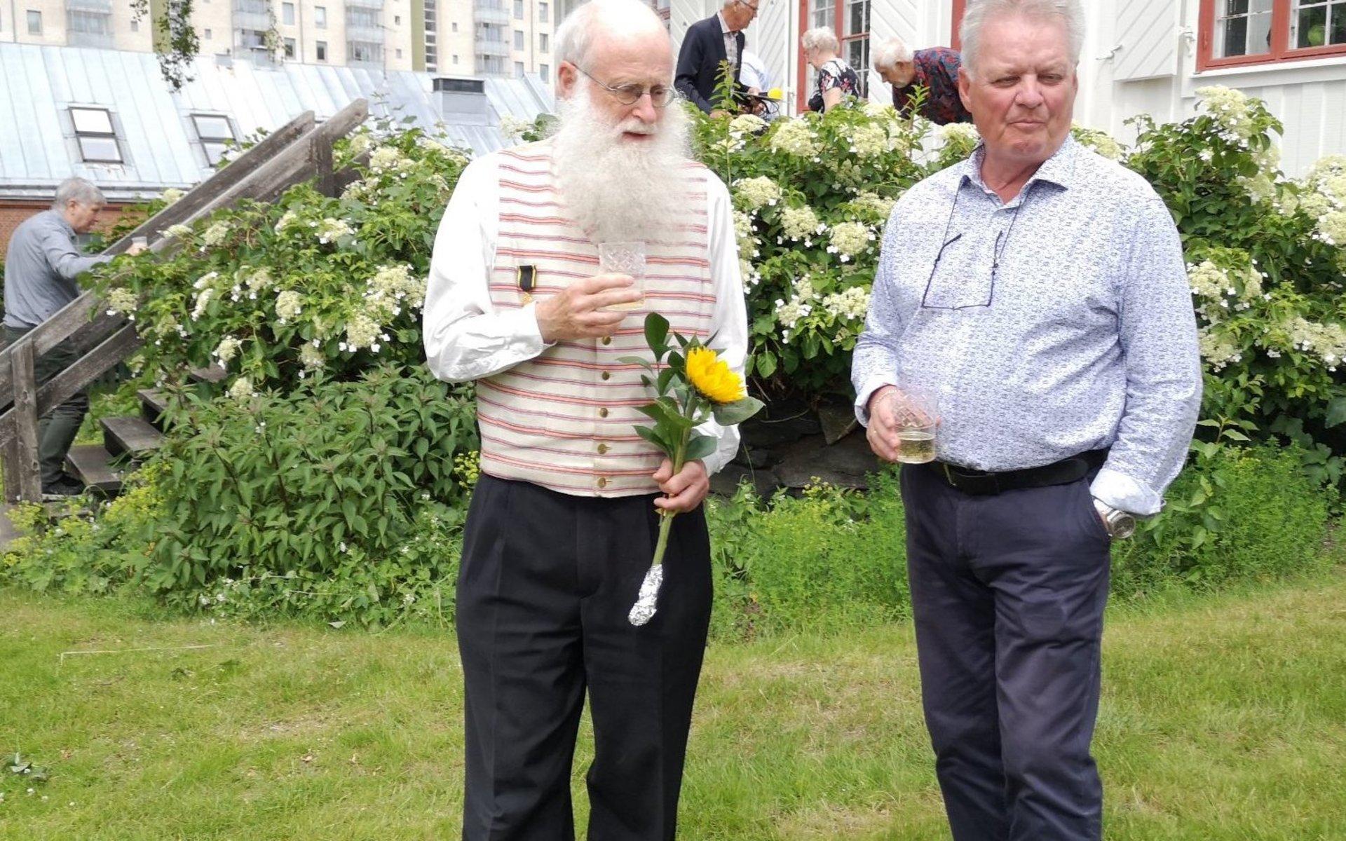 Det var många som samlades under fredagen vid Kvarnbygården för att gratulera Lars Gahrn till utmärkelsen. Här tillsammans med Tony Lindström.