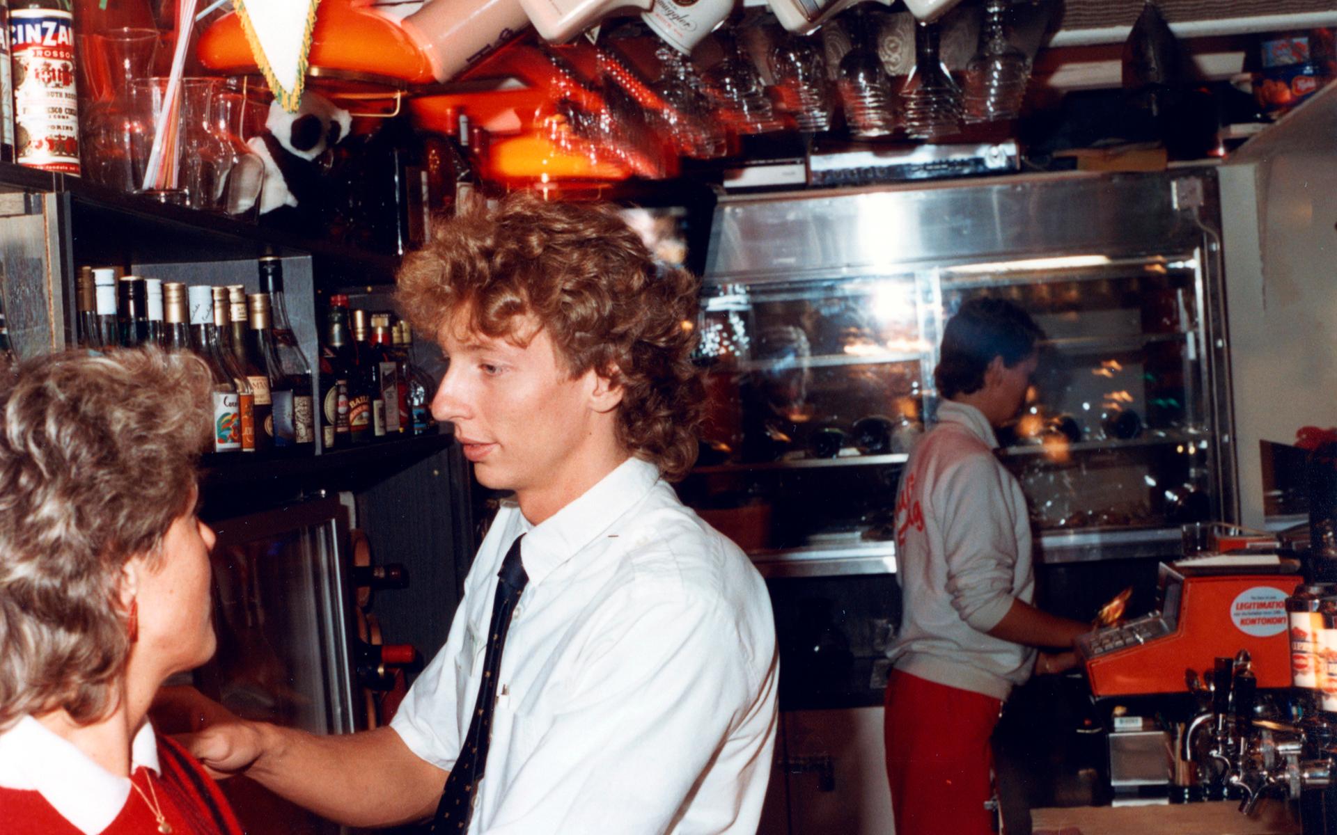 Robert Säll bakom bardisken på Moulin Rouge.