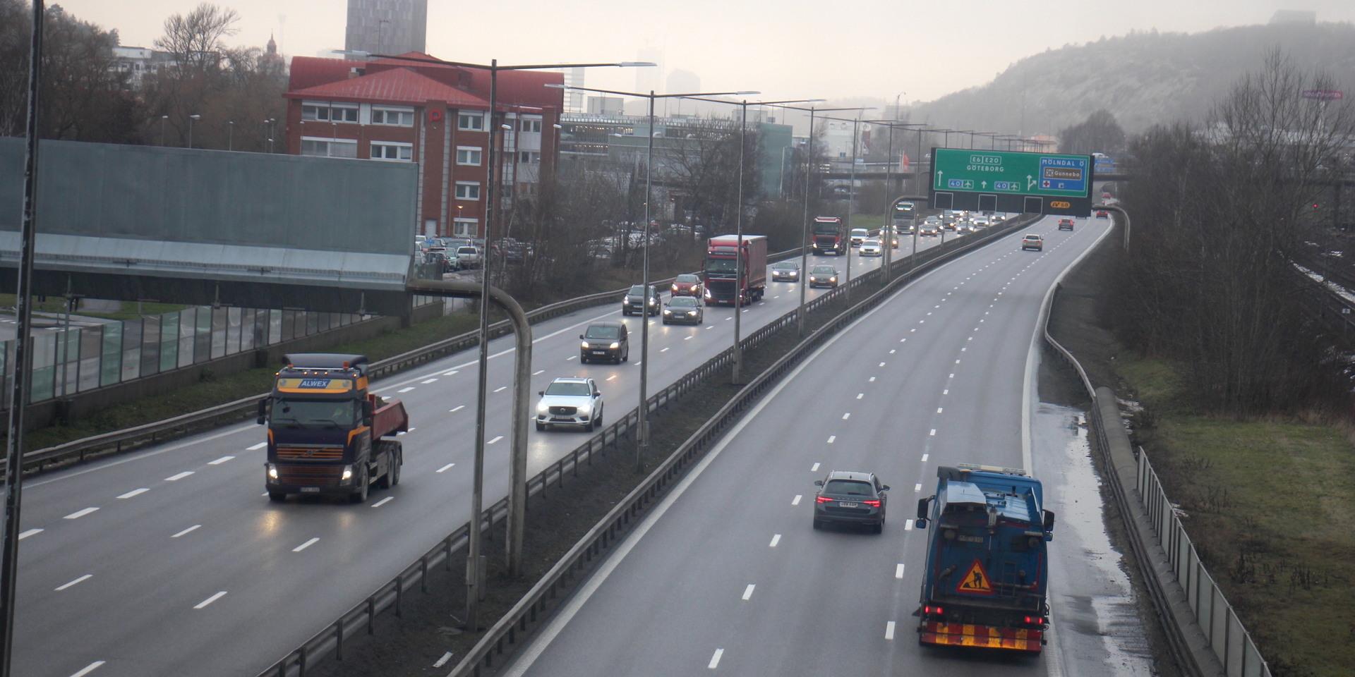 En sportbil och mc körde i över 200 kilometer i timmen genom Mölndal en sen kväll i augusti förra året. Nu åtalas en av förarna.