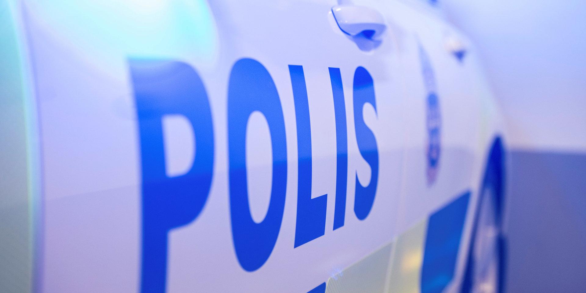 Polisen fick ta om hand om en man som stökade runt i en trappuppgång i Krokslätt.