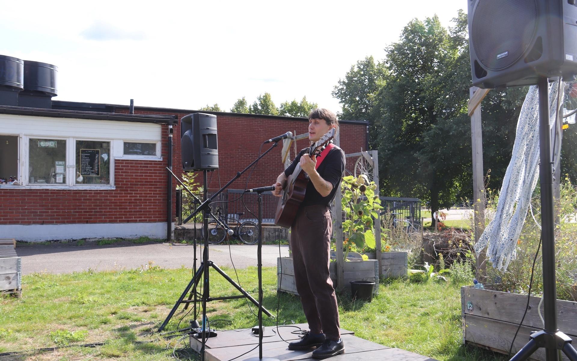 ”Vad mysigt det har varit att hänga med er från scenen”, säger låtskrivaren och sångaren Jonatan Ljungberg under avslutningen av hans del i konserten.