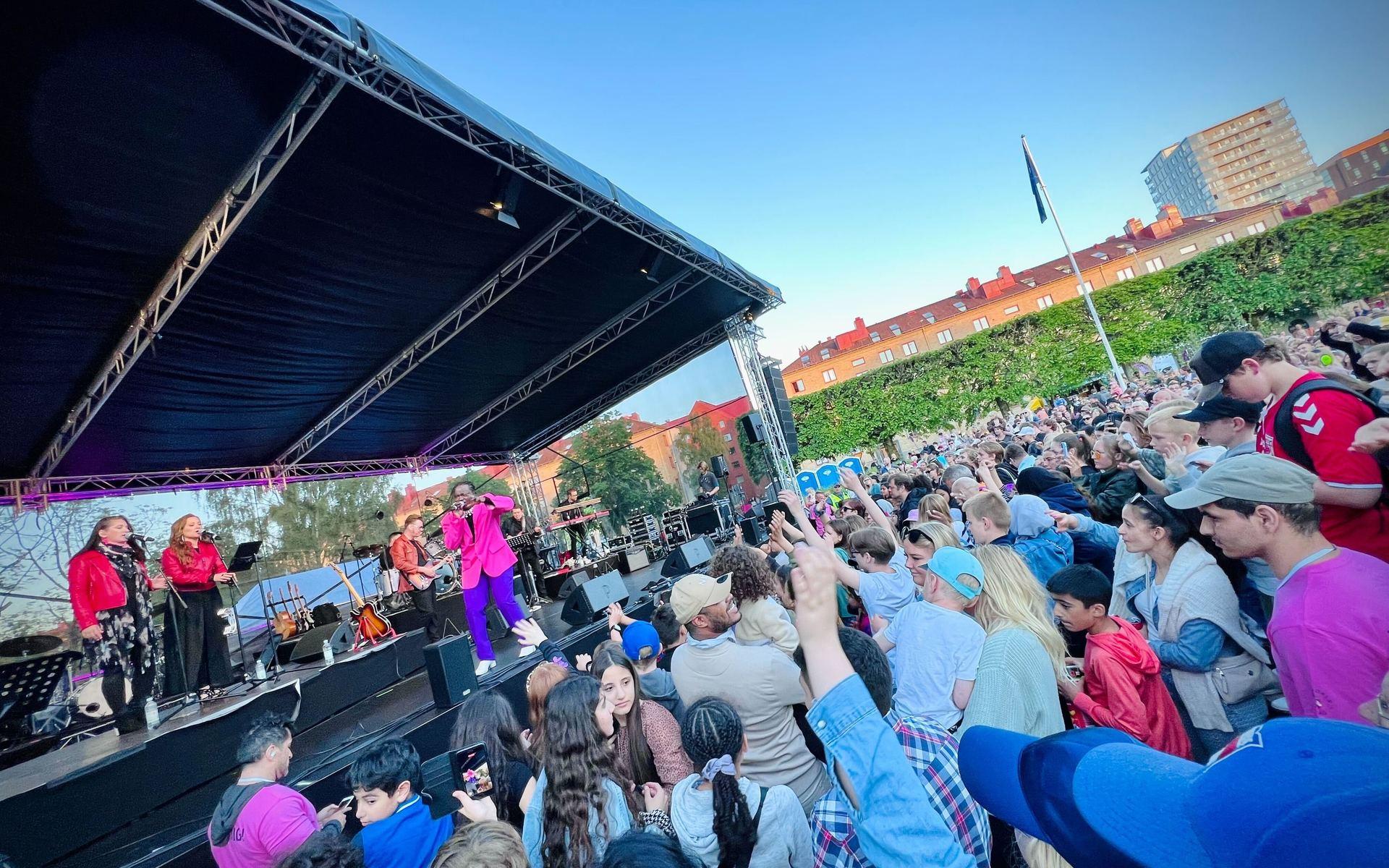 Många unga personer i publiken när Tusse intog scenen i Stadshusparken.