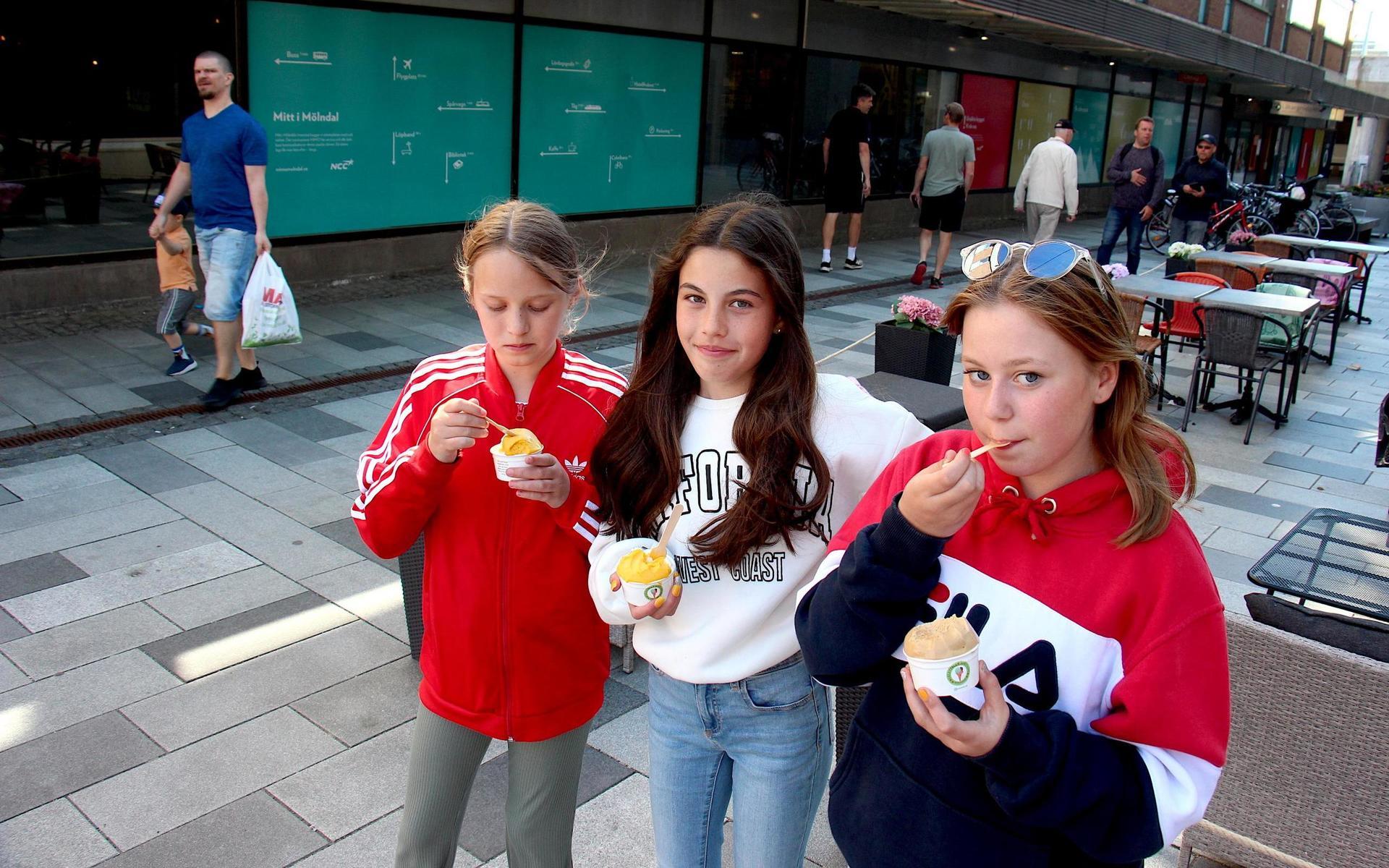 Amanda Sjöberg Göse, Nellie Abrahamsson Smidefors och Holly Gustafsson Berg testade bland annat smakerna kaffe, cappuccino, mango och stracciatella. 