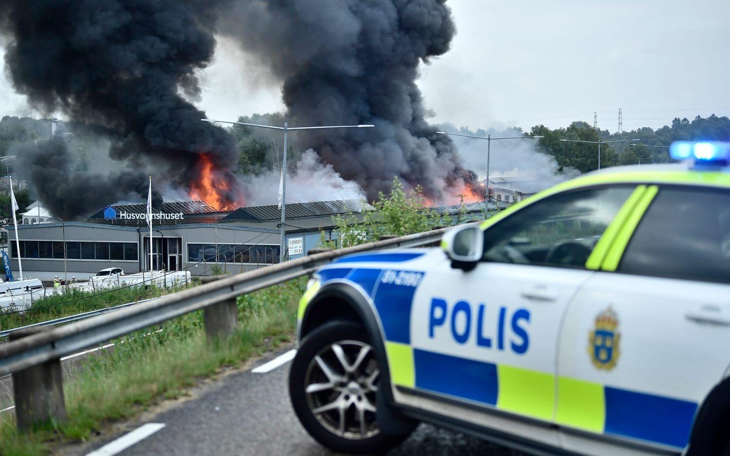 En brand bröt ut i Kållered under måndagsmorgonen. 18 enheter från räddningstjänsten är på plats.