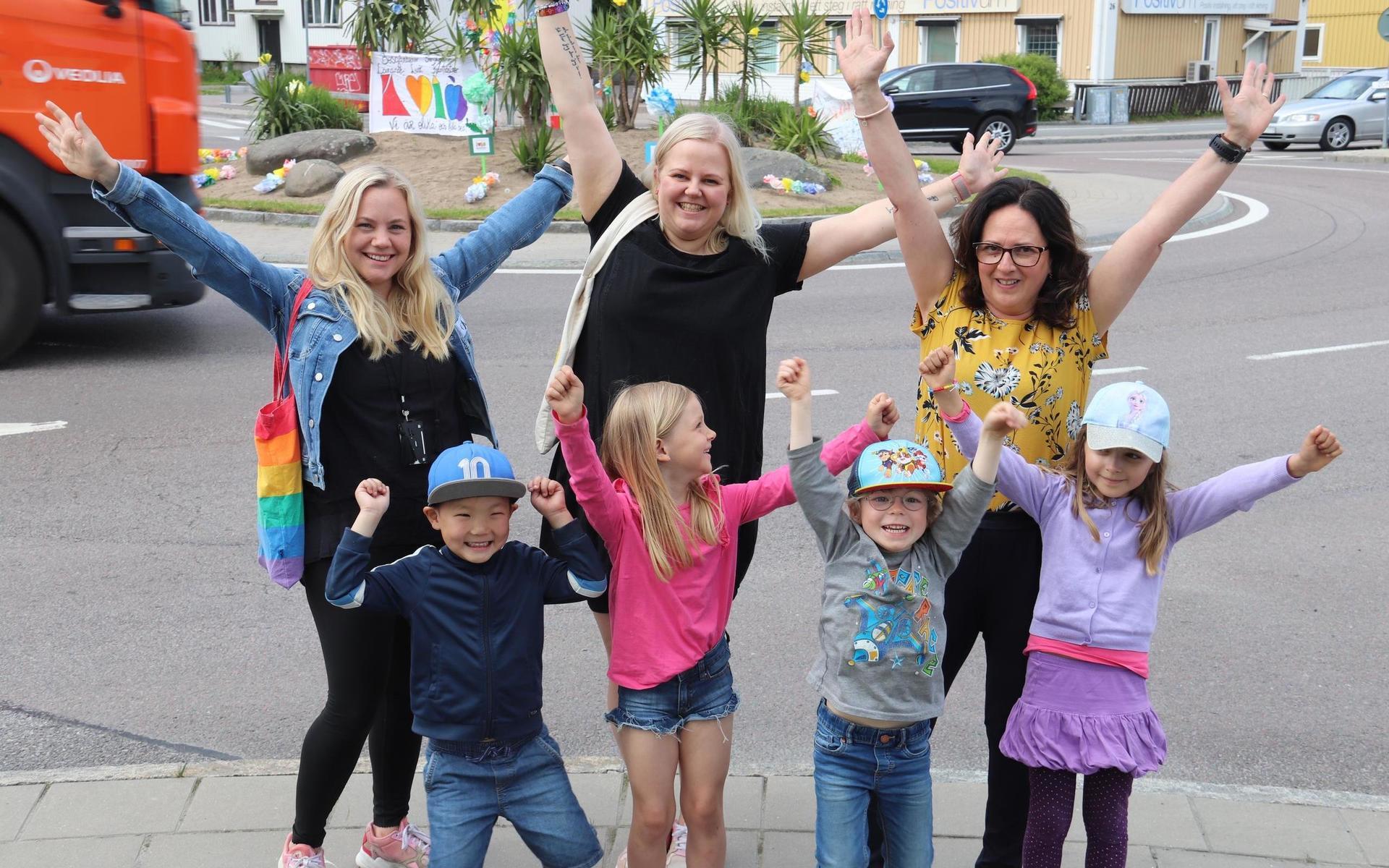 Glada pedagoger och barn från Jungfrustigens och Torallastigens förskolor. Pedagogerna Rebecca Bergdahl, Johanna Larsson och Rogeria Mamede Lind samt förskolebarnen Ireediu Odpurer, Melissa Säfström, Vidar Edenfeldt och Amalia Mendoza.