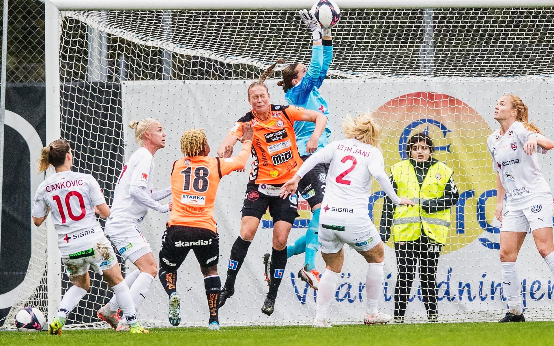 Rosengårds målvakt Emma Lind räddar under fotbollsmatchen i Damallsvenskan mellan Kristianstad och Rosengård den 26 oktober 2019 i Kristianstad. 