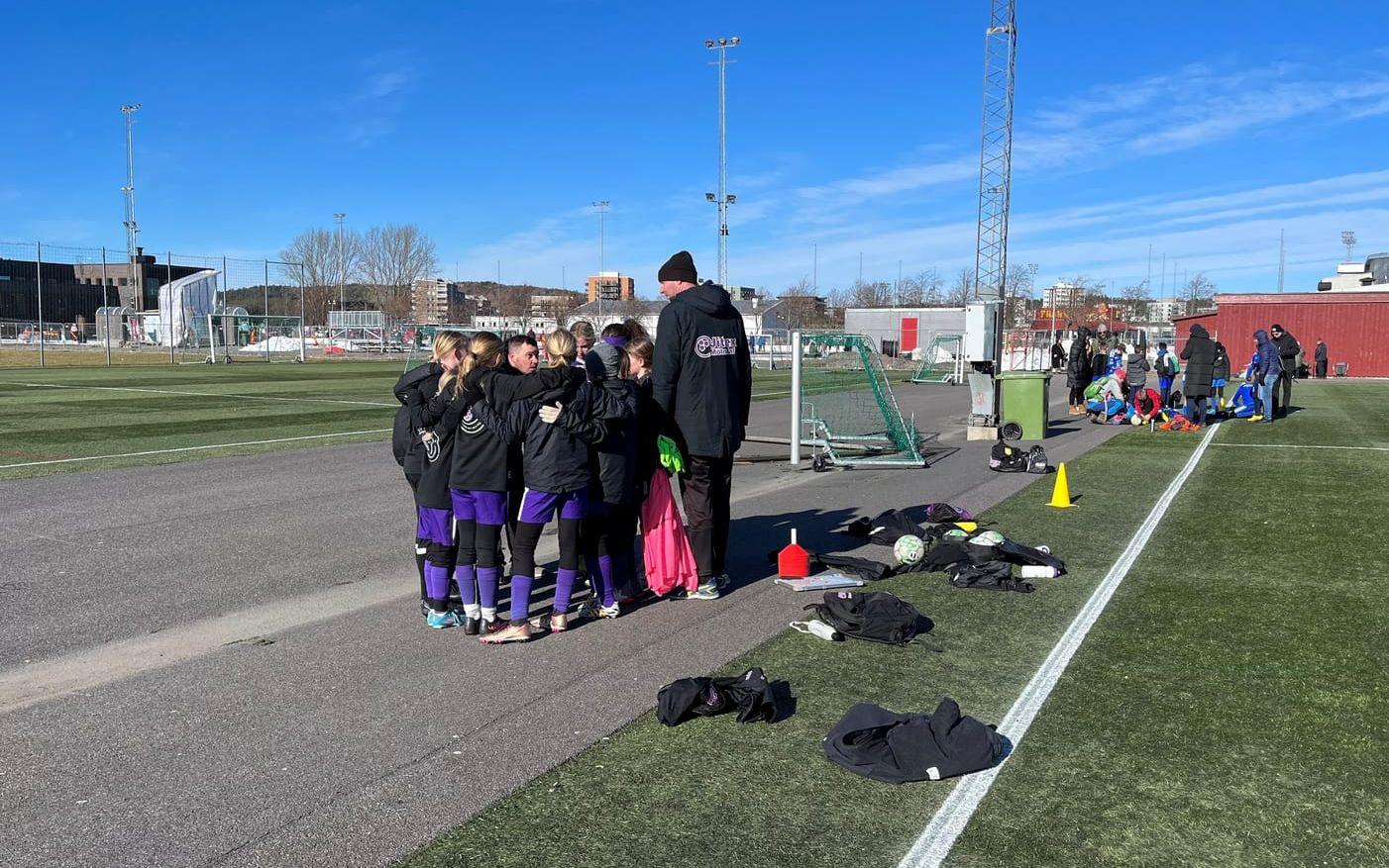 Min dotter spelar i Jitex F2011 och de deltar i Fairplayserien, en serie med pojkar födda samma år för att få tillräckligt med motstånd och utmaning. Knäppte denna bild efter de första två matcherna där de spelat lika i första och förlorat i andra.