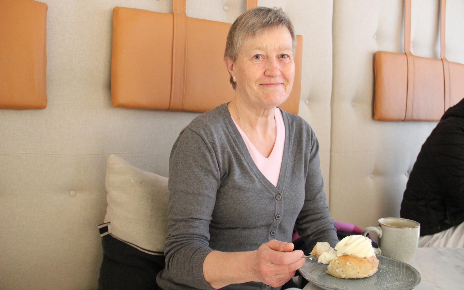 68-åriga Yvonne Pettersson brukar undvika semlor på just fettisdagen, men den här gången föll hon till föga när hon besökte Brogyllen. ”Det andra såg inte lika roligt ut bredvid semlorna. Den här var jättegod. Mycket kardemumma och rejäl mandelmassa”, säger hon. 