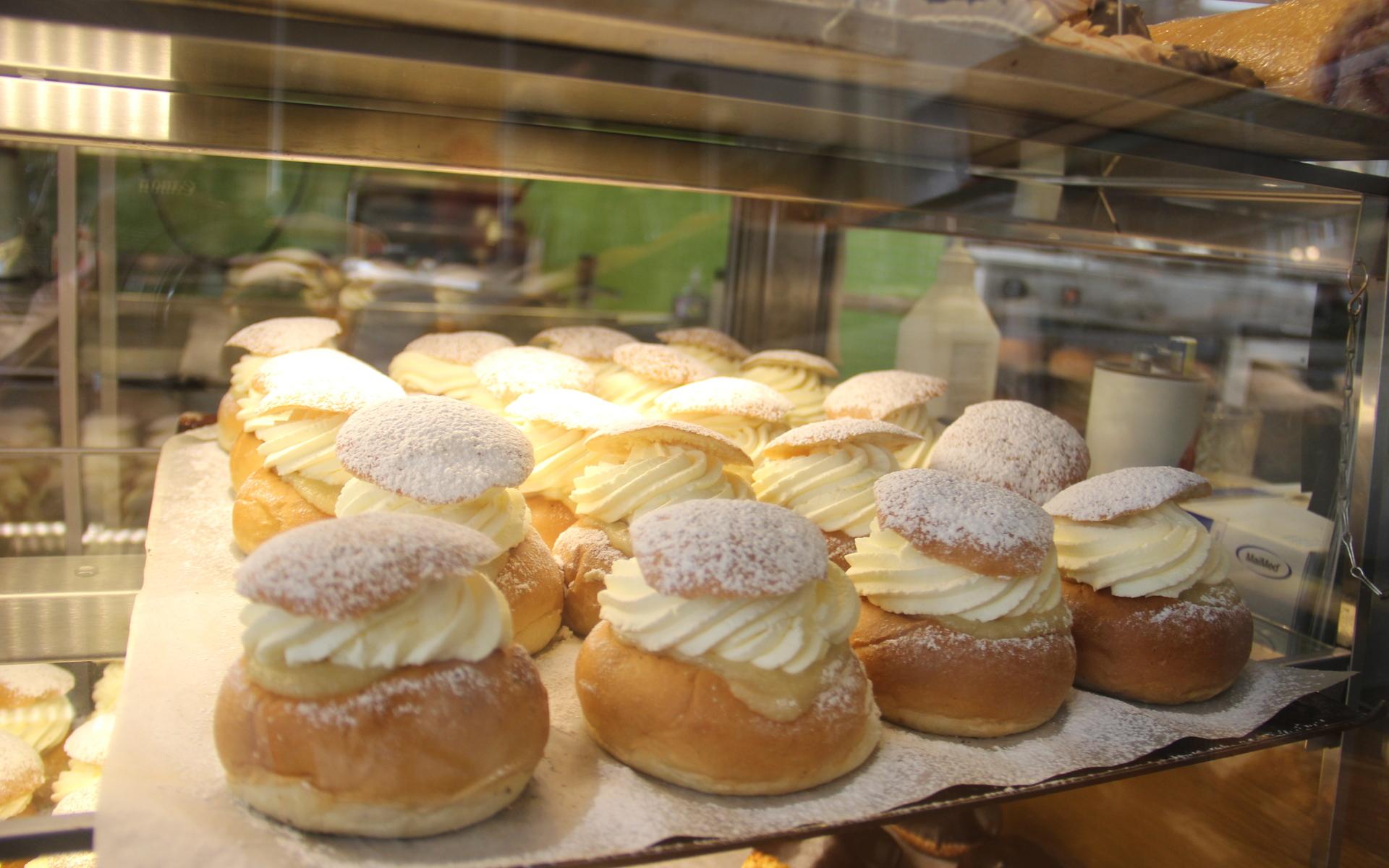 Tre på natten samlades personalen på kaféet vid Mölndals torg och började förbereda semmelfesten. Sammanlagt 2 000 semlor ska säljas. 