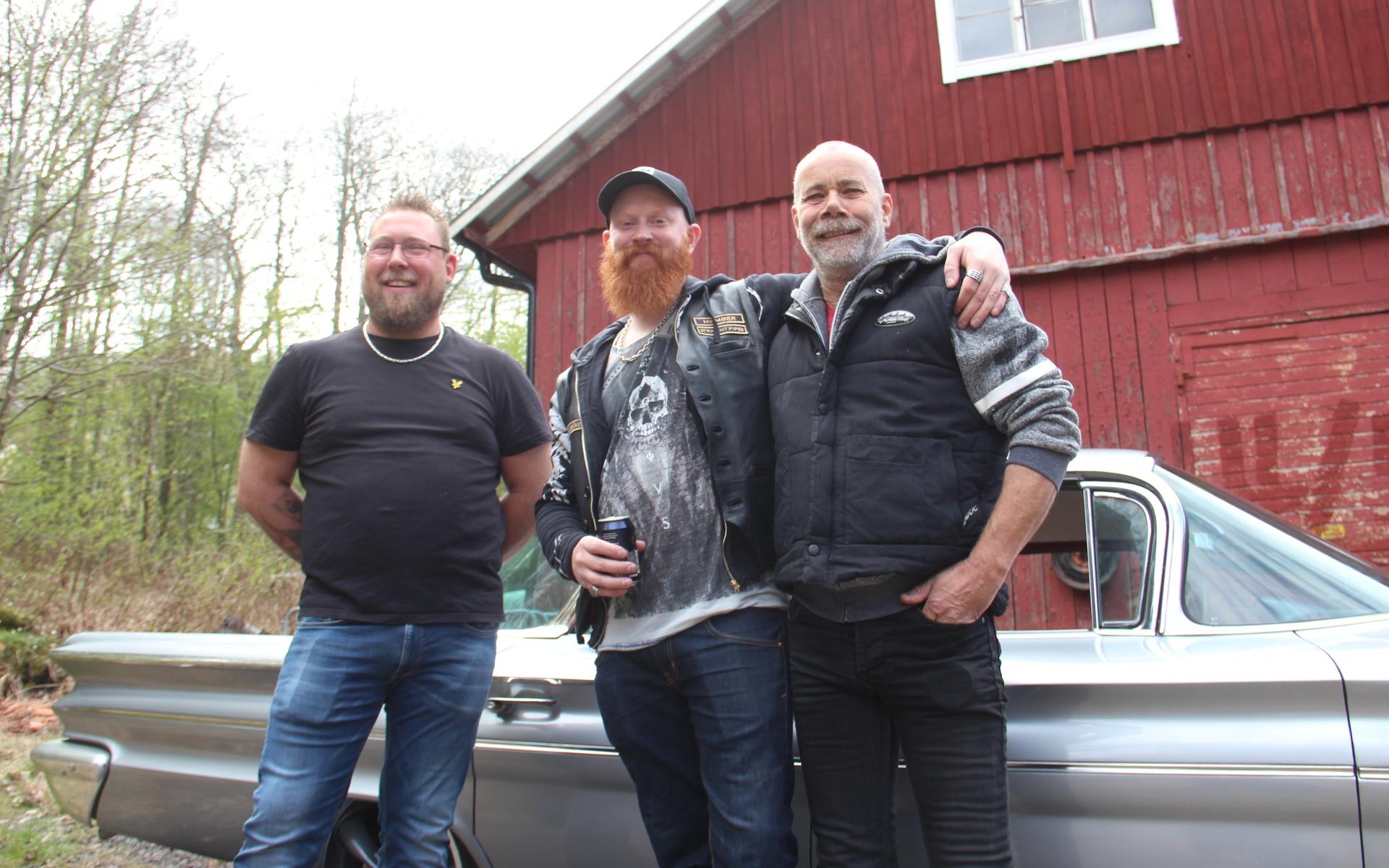 Jonathan Nagel, Christoffer Johansson och Peter Selin framför Jonathans relativt nyinköpta Pontiac Ventura från 1960. ”Det är en entusiasm om man säger så. Vi vill träffa folk med liknande intressen och hålla trevliga träffar”, säger Christoffer som är med och arrangerar. 