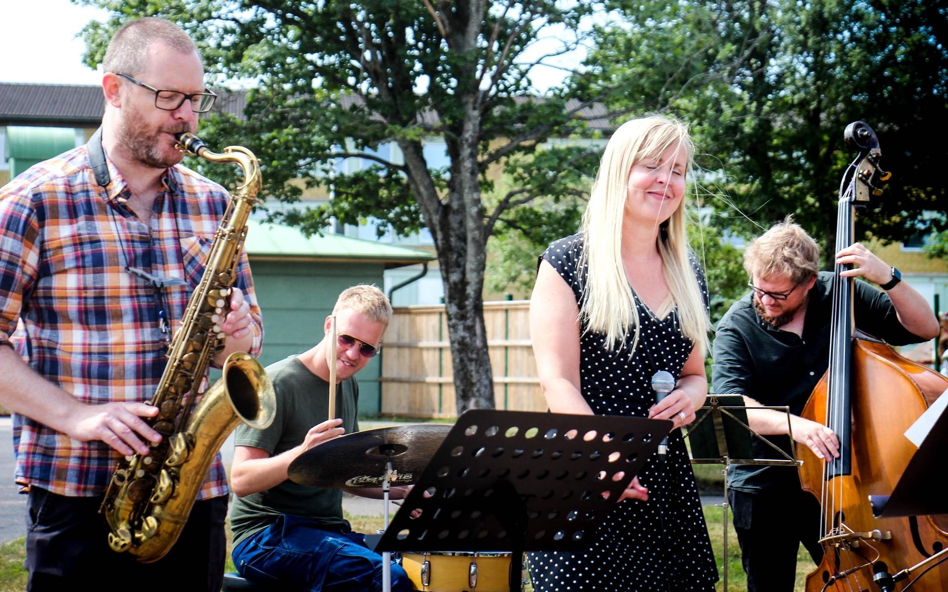 Kristin Ahlin kvintett körde sommarjazz på flera boenden under en två dagar lång turné i år. 