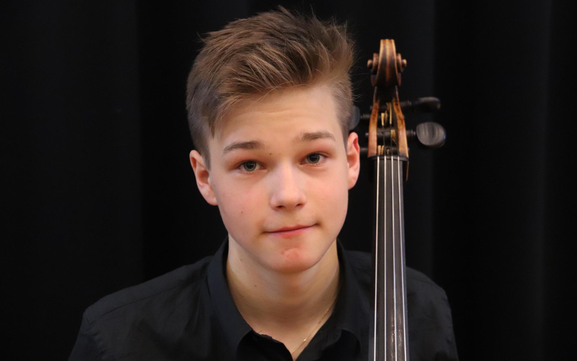 Titus Paulsons Johansson älskar att spela cello och hoppas kunna jobba som musiker i framtiden. 