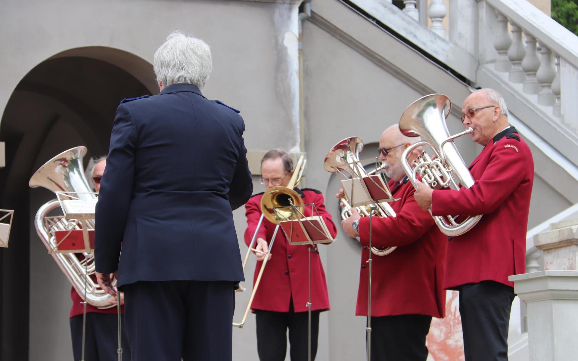 Frälsningsarméns musiker spelade på slottstrappan. 