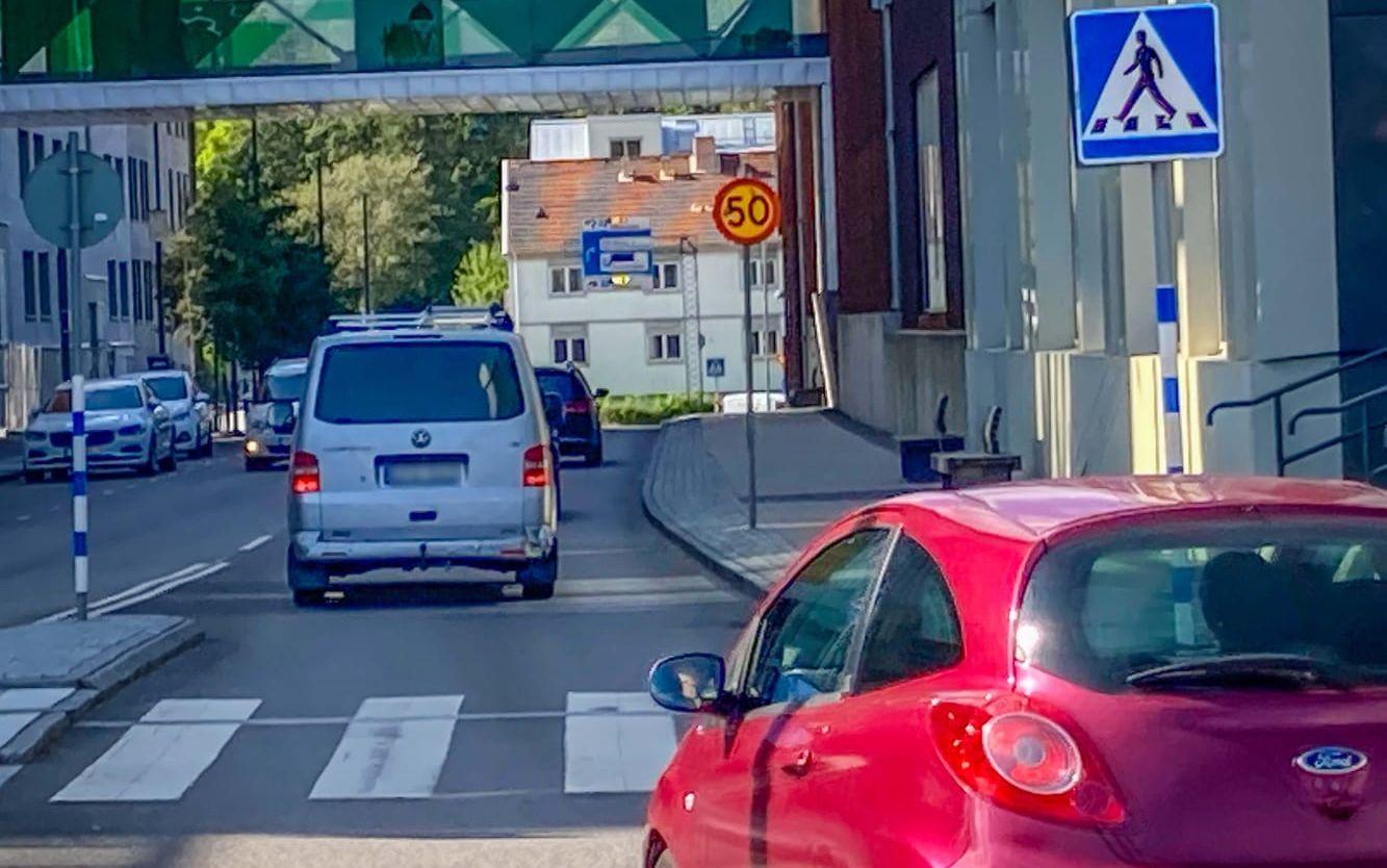 På den västra sidan av Mölndalsbor är det 50 som gäller. På den östra råder 40 kilometer i timmen.